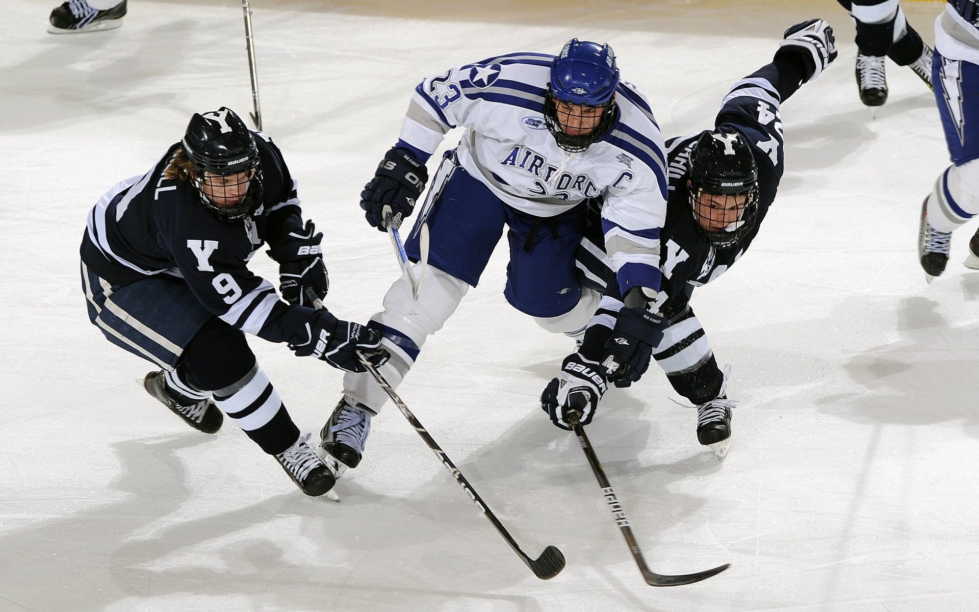 莱谢恩·卡萨斯冲线瞬间点燃现场气氛,莱恩·卡斯滕