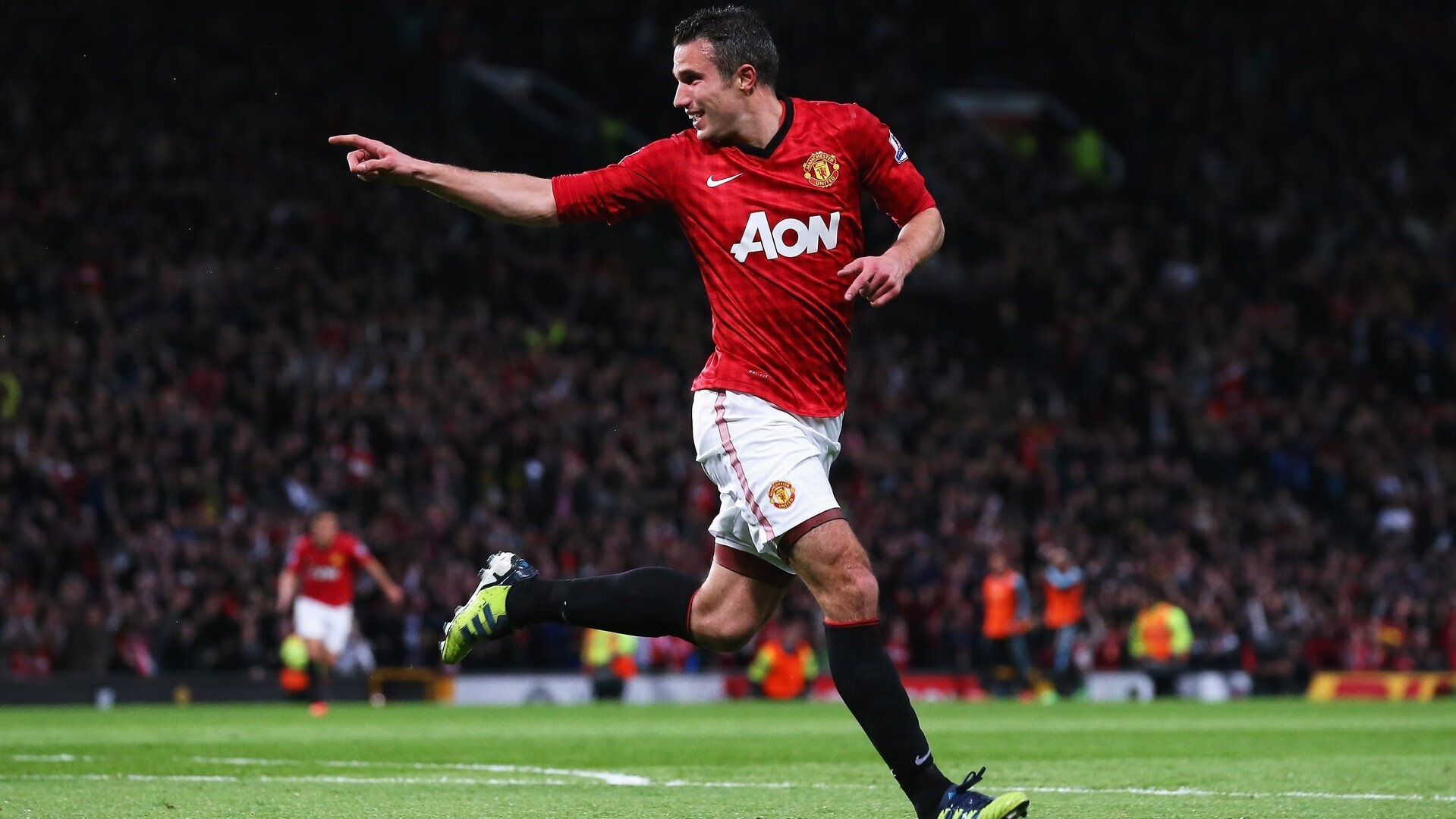 中国足球战术板块中中场组织者与前锋配合优化,足球队中场与前锋哪个重要